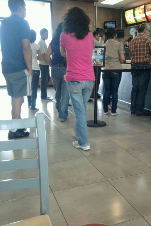 In line to order food - shopping mall  - taplic.com