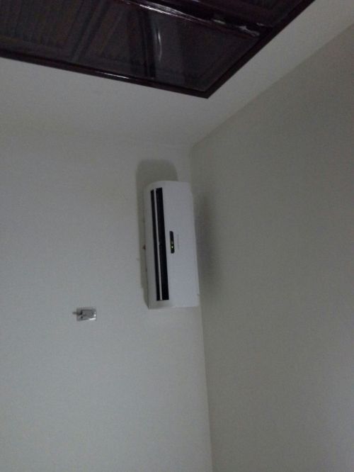 Testing air-conditioning remote control on the wall - taplic.com