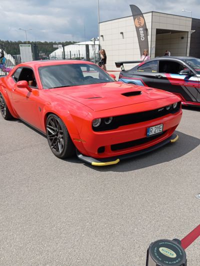 Dodge chlelenger. Very loud and fast car 