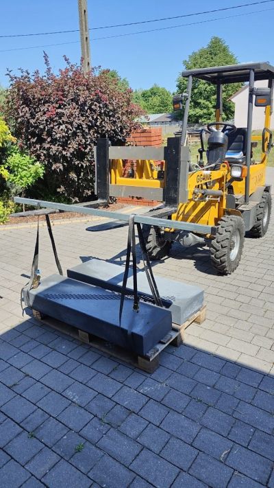 Lifting 150 kg concrete blocks with the Gunter Grossmann GG 400e electric loader
