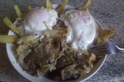 que mas sano?...papas fritas con carne con cebolla y sus tontos huevos...jaja